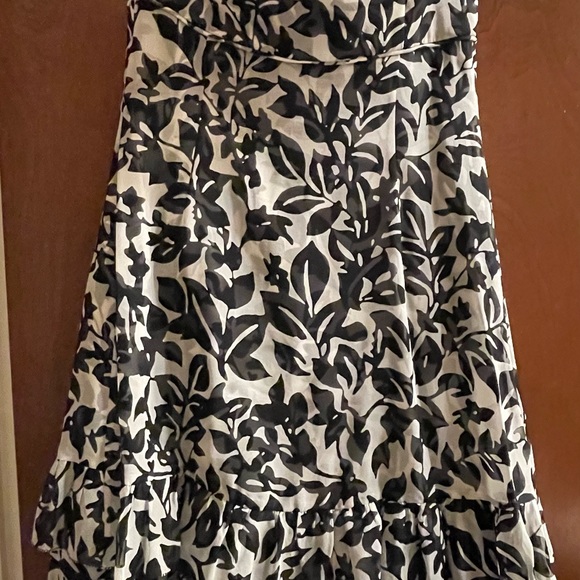 White House Black Market Strapless Dress - Size 4 - Picture 4 of 7